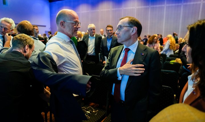 Politikere i samtale under et landsmøte