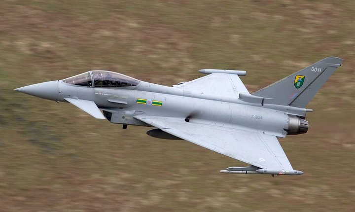 Eurofighter Typhoon fra RAF i lav flyging