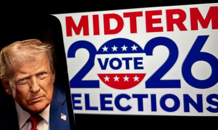 Donald Trump foran en plakat om mellomvalget 2026