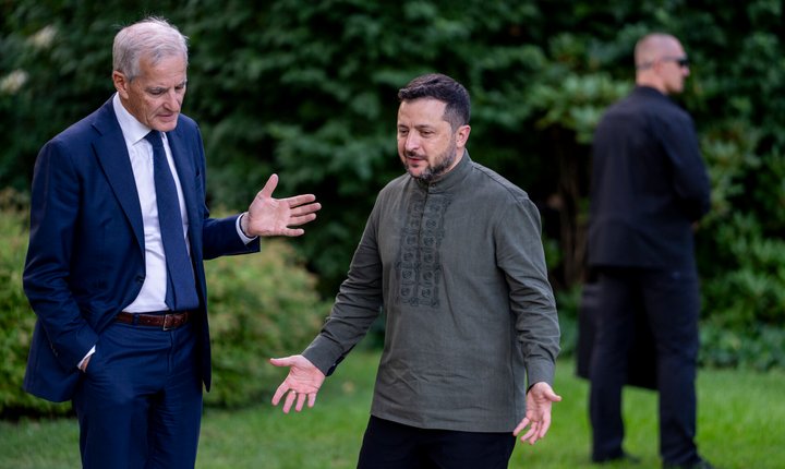 Jonas Gahr Støre og Volodymyr Zelenskyj i samtale