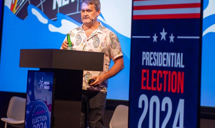 Thomas Seltzer på scenen under et foredrag om det amerikanske valget