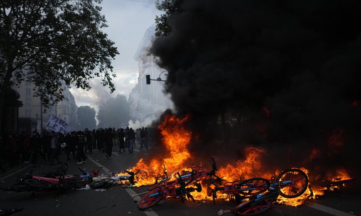Elsykler brenner i gaten under opptøyene i Paris